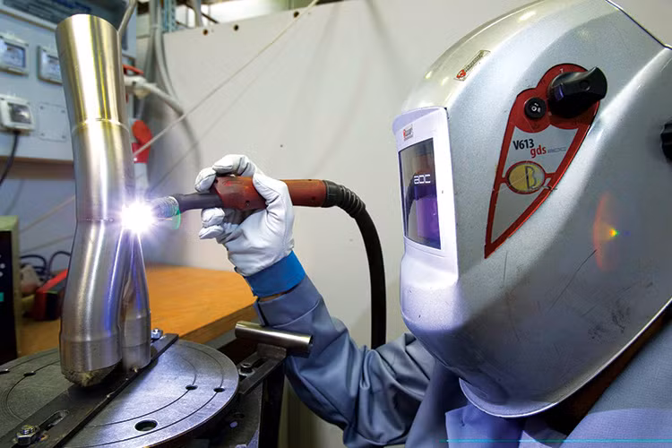 Chỉ vỏn vẹn 2 năm sau đó, Kawasaki đã sử dụng thương hiệu Scorpion của Akrapovic cho toàn bộ xe tại giải Superbike World Championship. Đây chính là bước tiến quan trọng đã đẩy sự thành công cũng như tầm vóc công ty lên 1 tầng cao mới thời đó.