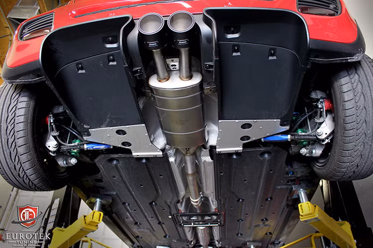 Công ty có hẳn 1 nhà máy riêng của mình để đúc Titan và sợi các-bon với đội ngũ nhân viên tầm 700 người.