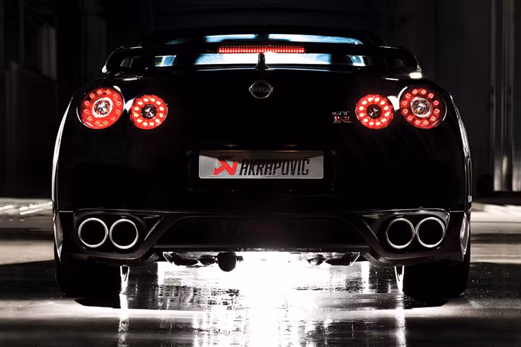 Tuy đã cố gắng bảo vệ thương hiệu Scorpion, nhưng Igor đã thua kiện trước tòa án. Sau đó công ty chính thức thay đổi tên thành Akrapovic vào năm 1997 cho tới nay.