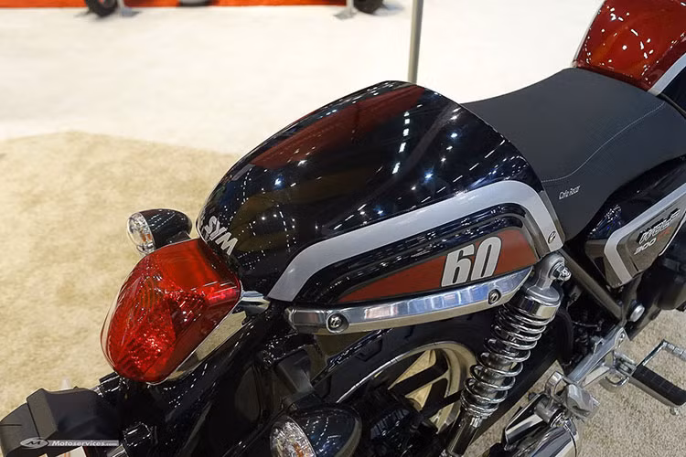 Ngoài phiên bản cổ điển với yên liền dạng mềm, phiên bản cafe racer được trang bị thêm ốp đuôi thể thao đầy cá tính. Cả hai phiên bản Wolf 300 đều sở hữu phuộc trước lò xo trụ và sau dạng ống lồng cổ điển không có gì nổi bật so với nhiều mẫu xe môtô mới hiện nay.