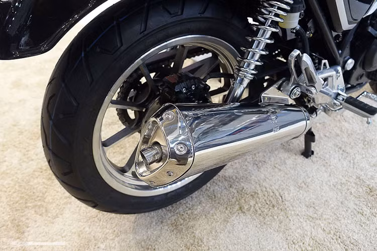 Ngoài ra, chỉ có phiên bản Wolf 300 Cafe Racer là được SYM trang bị hệ thống chống bó cứng phanh ABS tiêu chuẩn, còn lại mẫu Classic thì không. Mặc dù là mẫu xe môtô PKL nhưng cả hai đều được trang bị chân chống giữa cùng nhiều chi tiết đơn giản, dễ sử dụng.