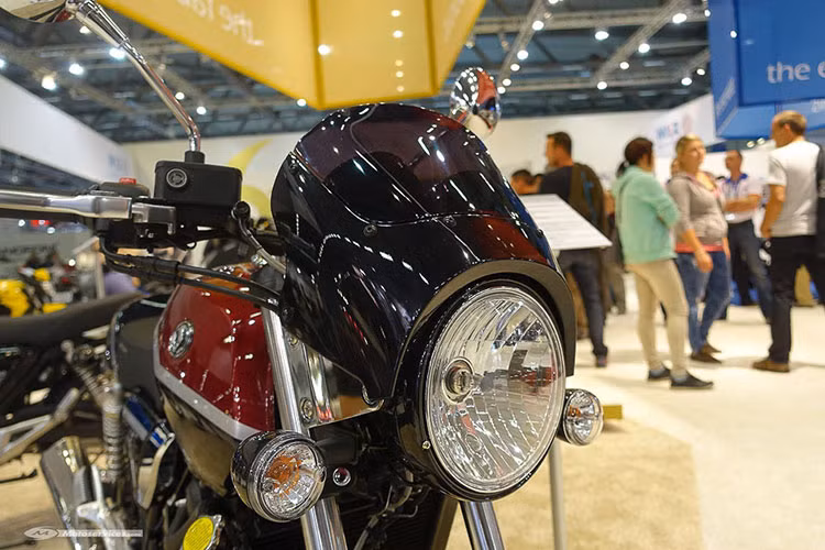 Trên phiên bản cafe racer của Wolf 300cc, xe sở hữu đèn pha tròn với bóng halogen cổ điển. hai xi nhan thiết kế "sẹc tông" với đèn pha hai bên. Ngay phía trên cụm đèn pha là một ốp chắn gió cỡ nhỏ được thiết kế đầy cá tính và phong cách - đúng chất cafe racer hiện nay.