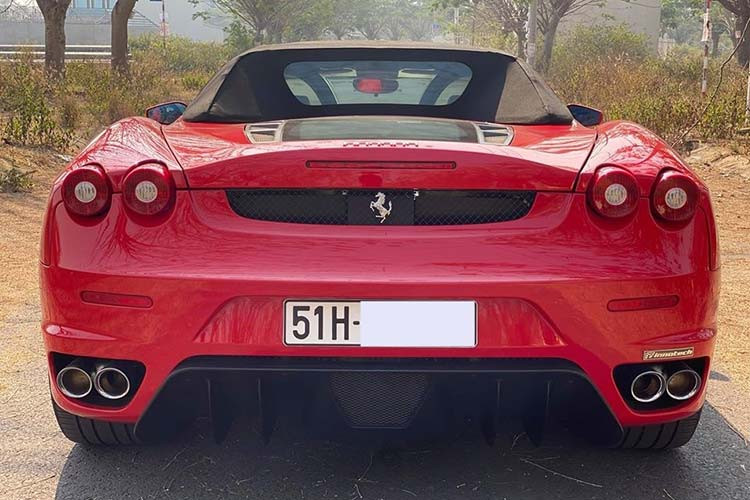 Phần mui mềm trên chiếc siêu xe Ferrari F430 Spider tại Việt Nam chỉ mất khoảng 15 giây để đóng hoặc mở mui. Khi mở mui, phần mui sẽ tự động gập vào không gian đằng sau khoang động cơ.