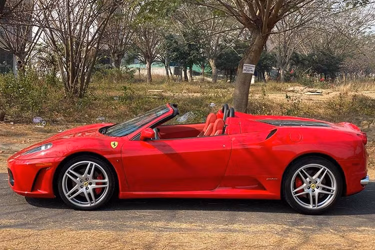 Để chiếc Ferrari F430 Spider hàng hiếm có ngoại hình đẹp mắt phải kể đến sự đầu tư của ông chủ công ty nhập khẩu tư nhân quận 5, TP HCM. Doanh nhân này mua bán khá nhiều mẫu siêu xe khủng tại Việt Nam nên đã quen với việc chăm sóc tốt nhất cho các "chiến mã" này.