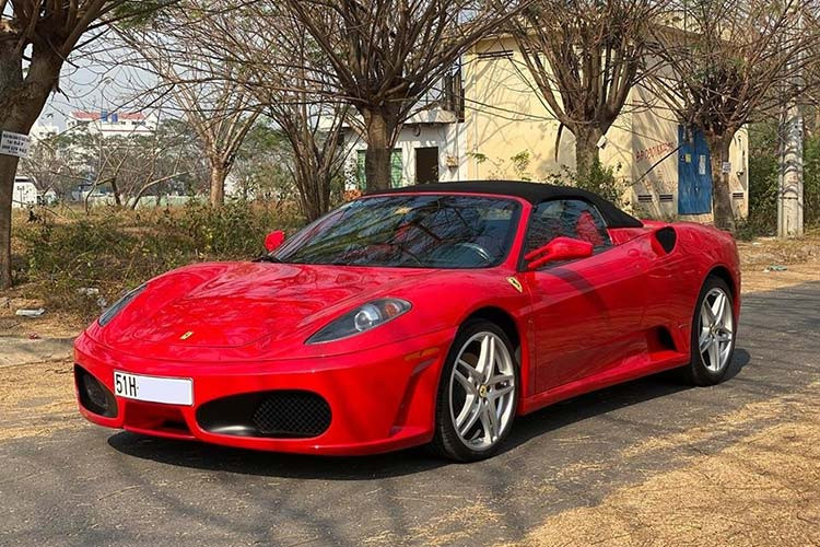 Đến nay, chiếc siêu xe Ferrari F430 Spider từng phủ bụi nổi tiếng nhất Việt Nam nằm trong lô hàng xe của "Dũng mặt sắt" đã có ngoại hình rất long lanh và còn chủ nhân nâng cấp nhiều đồ chơi đắt giá khác cho xe.