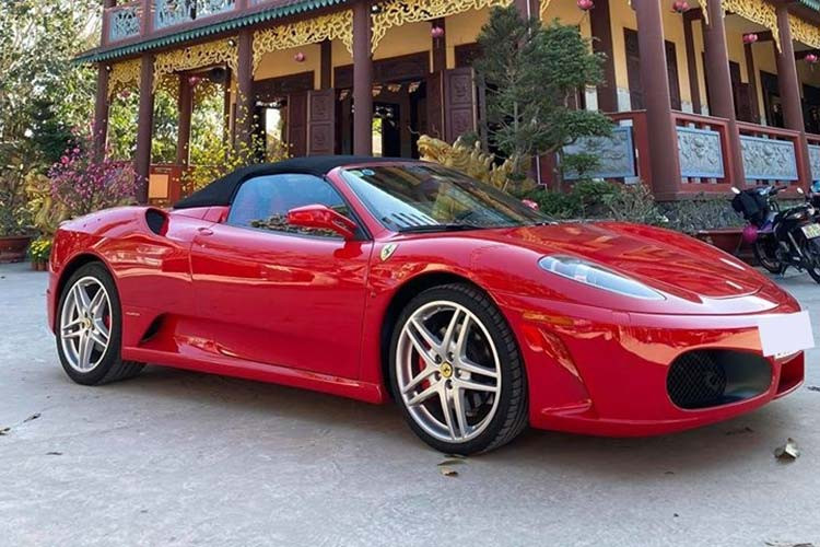 Sức mạnh động cơ được truyền tới bánh thông qua hộp số sàn 6 cấp. Nhờ trọng lượng chỉ 1.450 kg và động cơ mạnh mẽ, Ferrari F430 Spider có thể tăng tốc từ vị trí xuất phát lên 96 km/h trong thời gian chỉ 3,6 giây và đạt vận tốc tối đa 300 km/h. Giá xe Ferrari F430 có giá khởi điểm khi mới ra mắt tại thị trường quốc tế khoảng 250.000 USD.