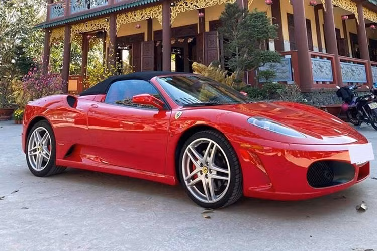 Sức mạnh động cơ được truyền tới bánh thông qua hộp số sàn 6 cấp. Nhờ trọng lượng chỉ 1.450 kg và động cơ mạnh mẽ, Ferrari F430 Spider có thể tăng tốc từ vị trí xuất phát lên 96 km/h trong thời gian chỉ 3,6 giây và đạt vận tốc tối đa 300 km/h. Giá xe Ferrari F430 có giá khởi điểm khi mới ra mắt tại thị trường quốc tế khoảng 250.000 USD.