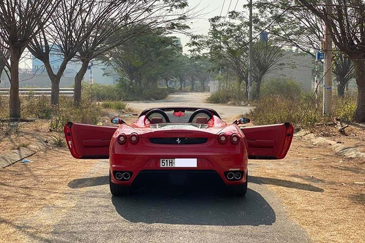 Chiếc Ferrari F430 Spider này được chủ hiện tại trang bị ống xả độ của hãng FI. Siêu xe mui trần Ferrari F430 Spider được trang bị động cơ V8, dung tích 4,3 lít, sản sinh công suất tối đa 483 mã lực và mô-men xoắn cực đại 465 Nm tại vòng tua máy 5.250 vòng/phút.