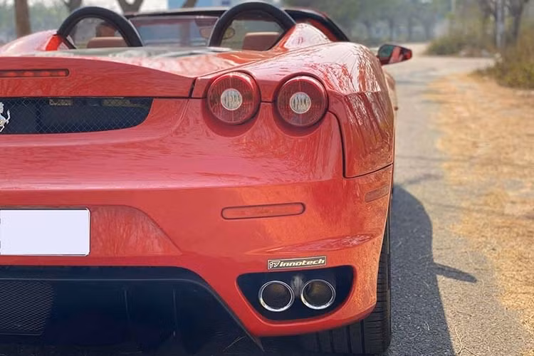 Ngoài ra, "siêu ngựa" nhà Ferrari còn được tích hợp hàng loạt tính năng tương tự các mẫu xe đua F1 và còn được tay đua huyền thoại Micheal Schumacher tham gia phát triển cũng như ra mắt.