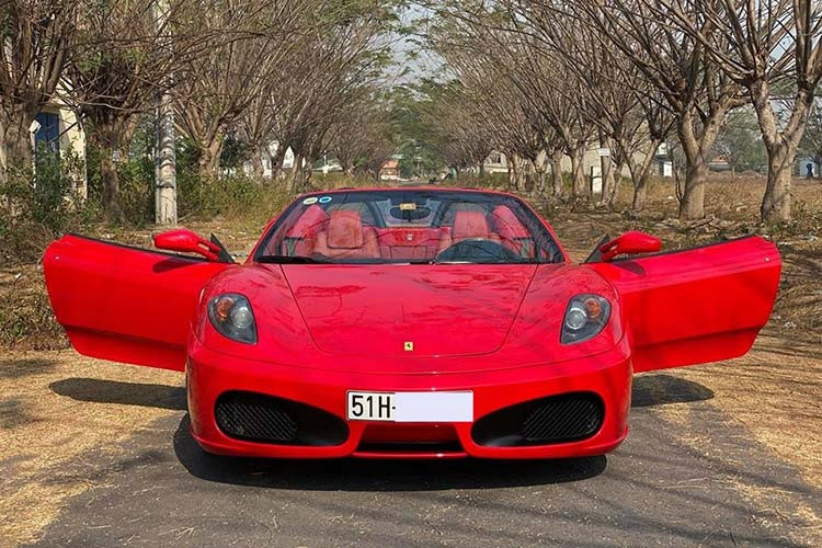 Chiếc siêu xe mui trần Ferrari F430 Spider này gây ấn tượng với bộ áo sơn màu đỏ truyền thống của hãng xe "ngựa chồm". Ngoài ra còn phải kể đến bộ mâm 5 chấu kép sơn màu bạc kết hợp kẹp phanh sơn màu đỏ đẹp mắt.