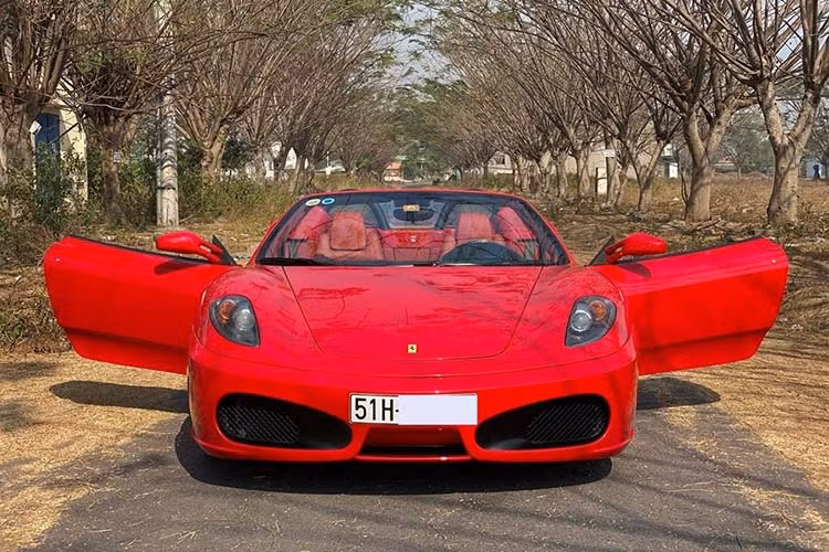 Chiếc siêu xe mui trần Ferrari F430 Spider này gây ấn tượng với bộ áo sơn màu đỏ truyền thống của hãng xe "ngựa chồm". Ngoài ra còn phải kể đến bộ mâm 5 chấu kép sơn màu bạc kết hợp kẹp phanh sơn màu đỏ đẹp mắt.