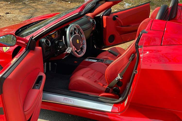Số lượng dòng siêu xe mui trần Ferrari F430 Spider tại Việt Nam không quá 5 chiếc. Nhưng rất hiếm chiếc nào mang ngoại và nội thất tông xuyệt tông màu đỏ như chiếc Ferrari F430 Spider từng thuộc sở hữu của Dũng "mặt sắt" này.