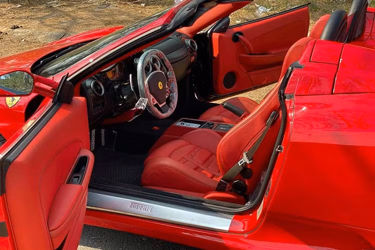 Số lượng dòng siêu xe mui trần Ferrari F430 Spider tại Việt Nam không quá 5 chiếc. Nhưng rất hiếm chiếc nào mang ngoại và nội thất tông xuyệt tông màu đỏ như chiếc Ferrari F430 Spider từng thuộc sở hữu của Dũng "mặt sắt" này.