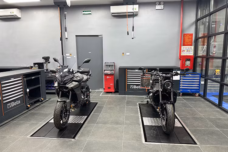 Ngay tại sự kiện, Revzone Yamaha Motor Hà Nội đã giới thiệu và trưng bày 10 sản phẩm phân khối lớn đình đám, gần như đầy đủ các phân khúc từ supersport, hyper naked, adventure cho đến sport touring.