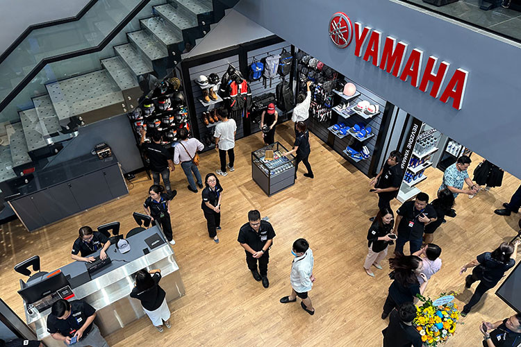 Khu vực trưng bày có thể trưng bày hơn 15 mẫu xe, gồm các sản phẩm trên 400cc được nhập khẩu nguyên chiếc từ Nhật Bản và các xe có dung tích dưới 400c được nhập khẩu từ Indonesia. Ngoài ra, đây cũng là nơi trưng bày nhiều sản phẩm trang phục, phụ kiện thích hợp với từng phân khúc và loại xe khác nhau.