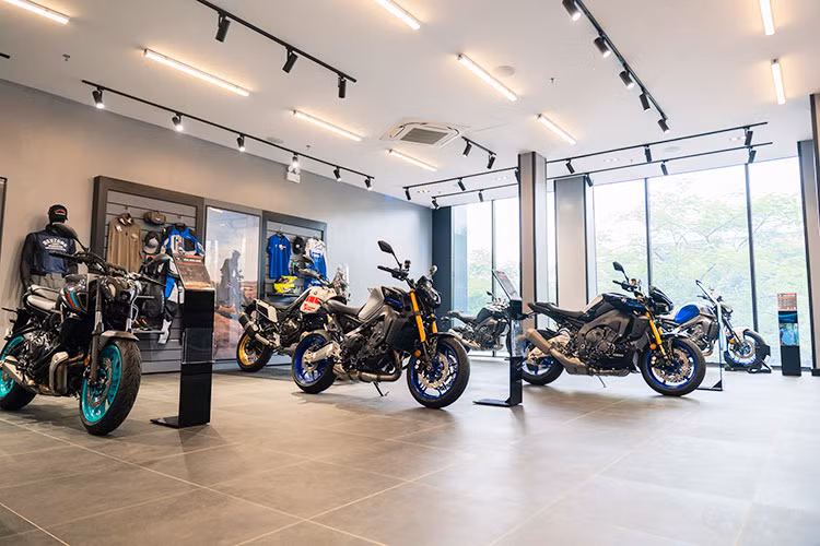 20 khách hàng đầu tiên mua xe tại Revzone Yamaha Motor Hà Nội trong thời gian từ 12/8 đến ngày 31/8 sẽ nhận được nhiều ưu đãi như một năm cứu hộ miễn phí, gói bảo dưỡng miễn phí lần 2 và voucher trị giá lên đến 1.000.000 đồng dành cho các sản phẩm quần áo, phụ kiện có giá trị đến hết năm 2023.