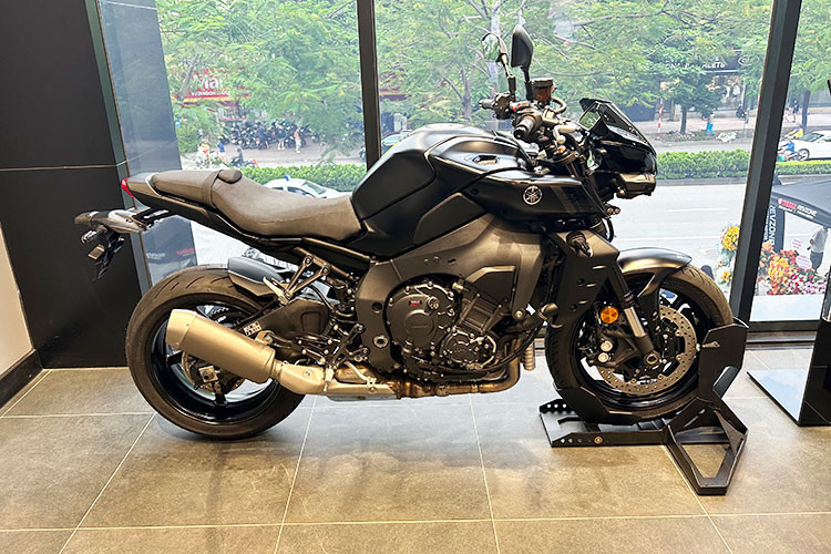 “Gia đình” MT còn có sự góp mặt của mẫu xe lần đầu xuất hiện tại Việt Nam là chiếc MT- 07 hoàn toàn mới. Đây là mẫu xe linh hoạt hàng đầu phân khúc, với khối động cơ crossplane 2 xi lanh 689cc mạnh mẽ, cho ra âm thanh đặc trưng và mô men xoắn cực đại 67 Nm rất sớm tại vòng tua 6.500 vòng/phút và trọng lượng ướt chỉ 184kg, đi cùng hệ thống phanh 4 piston kích thước lớn 298mm…..