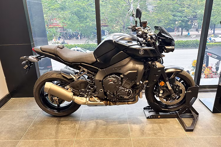 “Gia đình” MT còn có sự góp mặt của mẫu xe lần đầu xuất hiện tại Việt Nam là chiếc MT- 07 hoàn toàn mới. Đây là mẫu xe linh hoạt hàng đầu phân khúc, với khối động cơ crossplane 2 xi lanh 689cc mạnh mẽ, cho ra âm thanh đặc trưng và mô men xoắn cực đại 67 Nm rất sớm tại vòng tua 6.500 vòng/phút và trọng lượng ướt chỉ 184kg, đi cùng hệ thống phanh 4 piston kích thước lớn 298mm…..