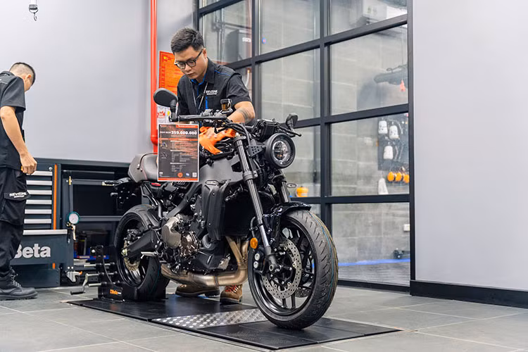 Đội ngũ kỹ thuật viên được đào tạo trực tiếp từ các chuyên gia Nhật Bản, với quy trình vận hành chuyên nghiệp, nhằm đưa Revzone Workshop Hà Nội trở thành xưởng dịch vụ xe phân khối lớn chất lượng cao ở khu vực miền Bắc với giá thành cạnh tranh nhất, đáp ứng nhu cầu ngày càng cao của các khách hàng mà không phân biệt thương hiệu.