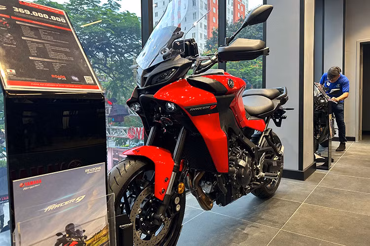 Tiếp nữa là Tracer 9, mẫu xe sport touring được ra mắt vào năm 2014 và từ đó đến nay đã trở thành một biểu tượng mới trong phân khúc sport touring với hơn 50.000 biker trên toàn thế giới đã chọn. Xe được phân phối chính hãng với giá bán 369 triệu đồng.