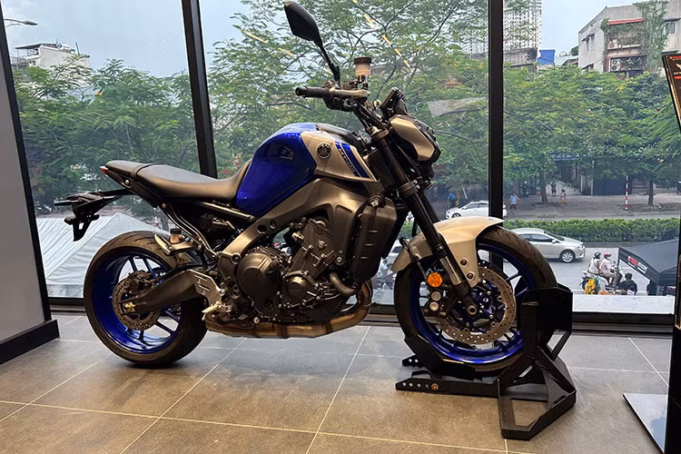 Đại diện cuối cùng của nhà hyper naked là mẫu xe vô cùng linh hoạt khi di chuyển trong đường phố đó chính là c. MT-03 mới nổi bật với cụm đèn bi cầu LED phía trước, cùng với bình xăng và dàn áo được thiết kế góc cạnh sắc sảo hơn phiên bản tiền nhiệm tạo nên diện mạo đầy mạnh mẽ…