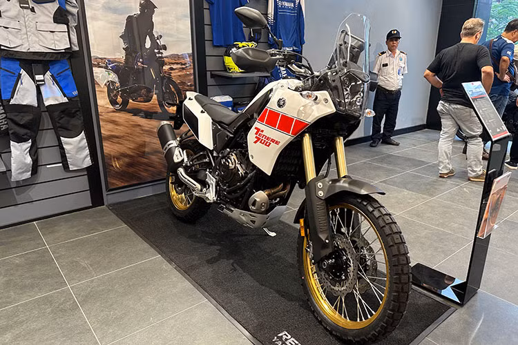 Cặp đôi hyper naked đình đám không kém là Yamaha MT-09 và MT-09 SP. MT-09 sở hữu ngoại hình mạnh mẽ, tư thế lái thể thao, khối động cơ crossplane 3 xi lanh hoàn toàn mới có dung tích 890cc, với sức mạnh được cải tiến lên đến 6% so với phiên bản cũ để đạt công suất tối đa đạt 119 mã lực và mô men xoắn cực đại 93 Nm.