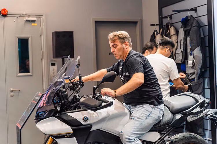 Đó là Yamaha MT-10 và MT-10 SP mới, cặp đôi sở hữu động cơ crossplane 4 xi lanh trứ danh được thừa hưởng từ mẫu supersport đầu bảng YZF-R1, sản sinh công suất lên đến 112 Nm tại 9.000 vòng/phút cùng công suất cực đại 166 mã lực, với khả năng vận hành nhanh nhạy, linh hoạt hàng đầu trong phân khúc…..