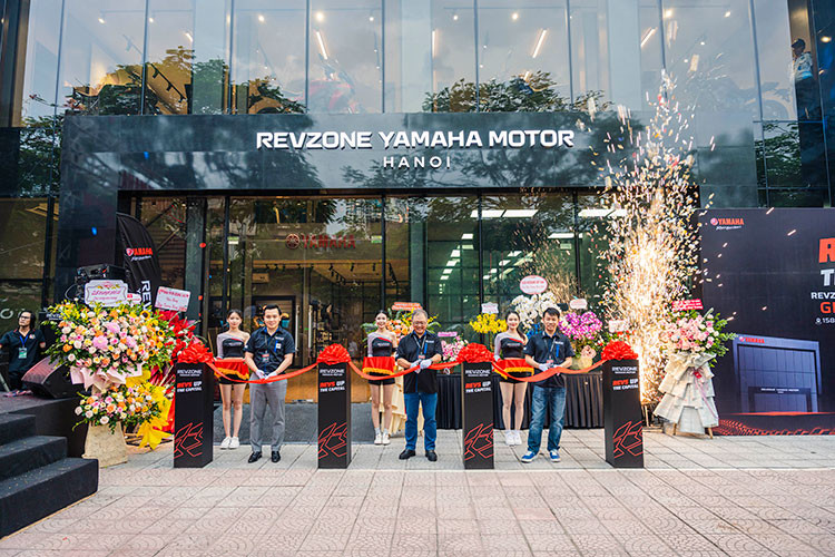 Với diện tích lên đến 900m2, Revzone Yamaha Motor Hà Nội là cửa hàng 3S (Bán Hàng, Dịch Vụ, Phụ Tùng) được xây dựng và vận hành trực tiếp bởi Yamaha Motor Việt Nam, đồng thời tự hào là một trong những đại lý xe phân khối lớn lớn nhất ở khu vực miền Bắc.