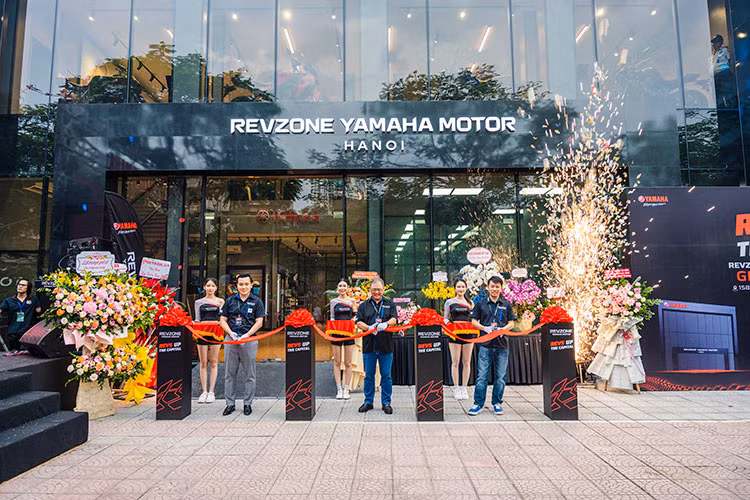 Với diện tích lên đến 900m2, Revzone Yamaha Motor Hà Nội là cửa hàng 3S (Bán Hàng, Dịch Vụ, Phụ Tùng) được xây dựng và vận hành trực tiếp bởi Yamaha Motor Việt Nam, đồng thời tự hào là một trong những đại lý xe phân khối lớn lớn nhất ở khu vực miền Bắc.