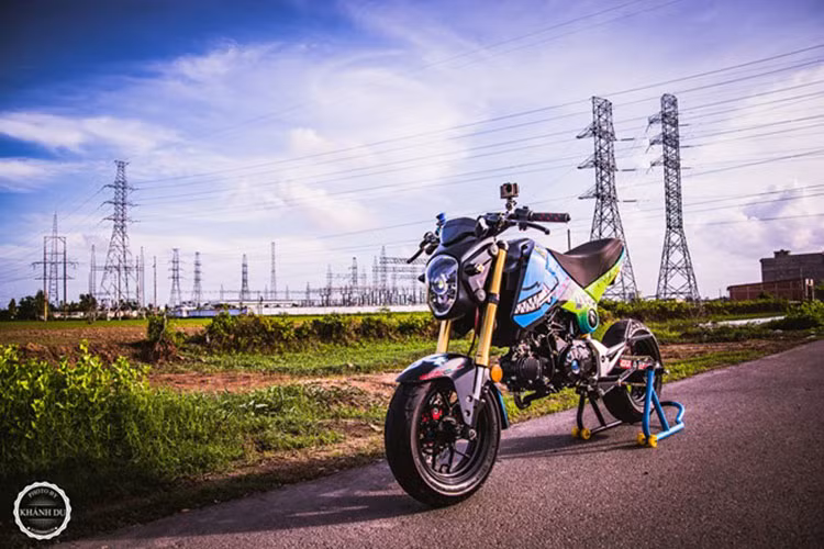 Với dàn áo cùng hàng loạt đồ chơi được độ lên, chiếc xe côn tay cỡ nhỏ Honda MSX 125 không chỉ xuất hiện đầy cá tính mà còn mạnh mẽ hơn rất nhiều. Đây cũng được xem là một trong số những bản độ MSX cá tính tại Việt Nam.