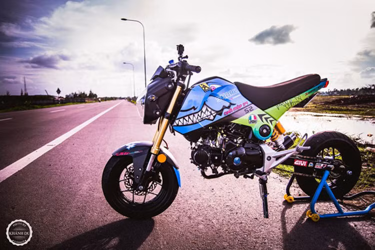 Chiếc xe côn tay cỡ nhỏ MSX 125 độ này thuộc sở hữu của một người chơi xe tại Bạc Liêu. Chủ xe đã khoác lên chiếc xe những món đồ chơi và bộ cánh mới, theo phong cách rất riêng.