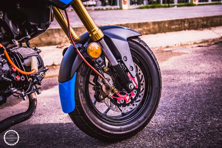 Bên cạnh đó, chủ xe còn trang bị thêm một số món đồ chơi khác như phanh Brembo, dây dầu mới... Kích thước bánh xe không thay đổi. 