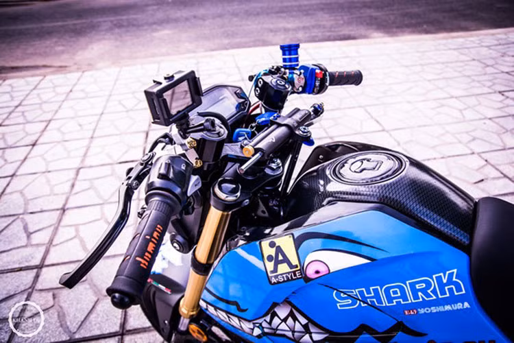 Mặc dù là mẫu xe côn tay cỡ nhỏ với phần đầu được thiết kế khá nhẹ nhàng, nhưng trên chiếc xe này chủ xe vẫn gắn thêm trợ lực Brembo, phía trên bình xăng in dàn vỏ theo phong cách sợi carbon.