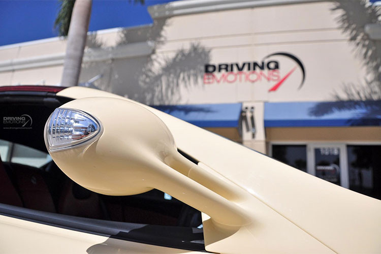 Khi ra mắt và cho tới tận bây giờ, SLR vẫn là một chiếc xe ấn tượng và thu hút người nhìn với kiểu dáng khí động học như một mũi tên hướng về phía trước. Thân xe được làm từ khung nhôm và sợi carbon , giúp tăng độ cứng, đồng thời giảm trọng lượng của xe.