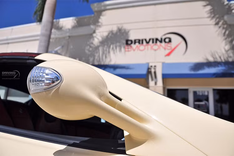 Khi ra mắt và cho tới tận bây giờ, SLR vẫn là một chiếc xe ấn tượng và thu hút người nhìn với kiểu dáng khí động học như một mũi tên hướng về phía trước. Thân xe được làm từ khung nhôm và sợi carbon , giúp tăng độ cứng, đồng thời giảm trọng lượng của xe.