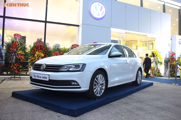 Mẫu xe sedan Volkswagen Jetta thuộc phân khúc sedan hạng C. Trong năm 2017 vừa qua, Jetta được vinh danh với giải thưởng (mẫu xe lý tưởng - 2017 Ideal Vehicle Award). Tại Việt Nam, Jetta được nhập khẩu nguyên chiếc và phân phối chính thức bởi Volkswagen Việt Nam.