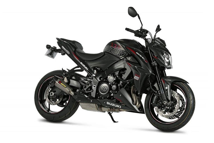 Cụ thể, phiên bản đặc biệt của mẫu xe môtô Suzuki GSX-S1000 Team Suzuki 2018 mới này sở hữu bộ cánh màu đen sần ấn tượng, nổi bật trên đó là các hoạ tiết nổi bật màu xanh dương hoặc đổ như logo Suzuki hay tên xe. Các hoạ tiết này chủ yếu được bố trí ở các bộ phận có tiết diện lớn như cánh gió hay bình xăng xe.
