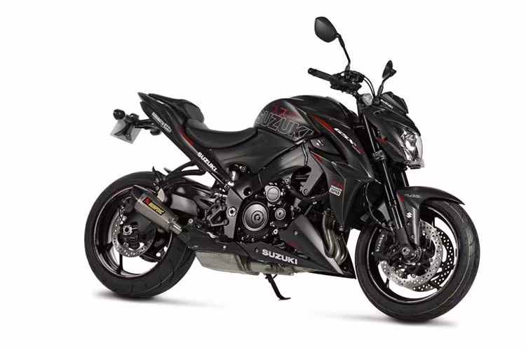 Cụ thể, phiên bản đặc biệt của mẫu xe môtô Suzuki GSX-S1000 Team Suzuki 2018 mới này sở hữu bộ cánh màu đen sần ấn tượng, nổi bật trên đó là các hoạ tiết nổi bật màu xanh dương hoặc đổ như logo Suzuki hay tên xe. Các hoạ tiết này chủ yếu được bố trí ở các bộ phận có tiết diện lớn như cánh gió hay bình xăng xe.