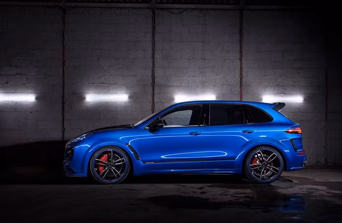 Chiếc xe Porsche Cayenne được hãng độ TechArt đầu tư nhiều chi tiết sợi carbon như ốp gương chiếu hậu, ca-pô, cánh gió đuôi, khe hút gió.