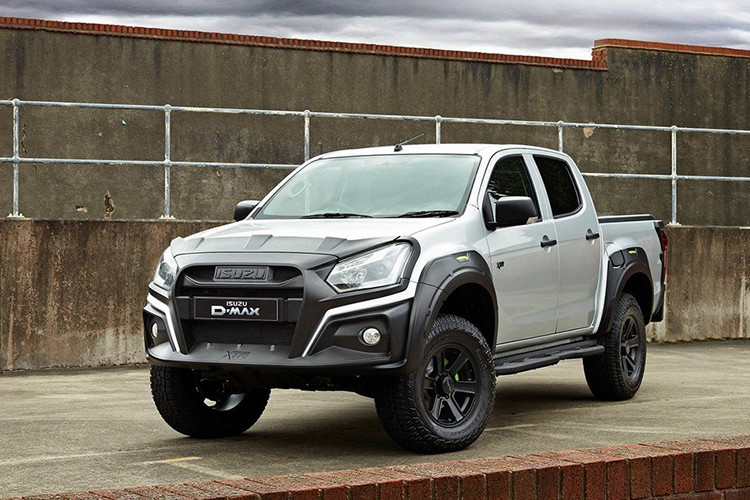 Có giá bán đắt gấp đôi bản thường tại thị trường Anh quốc, mẫu xe bán tải Isuzu D-Max XTR tự hào với khả năng off-road nâng cấp nhờ được trang bị hệ thống treo Pedders tùy biến, bodykit tinh chỉnh.