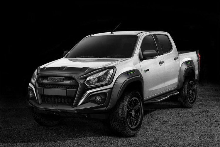 Với bodykit mới, Isuzu D-Max XTR trở nên hấp dẫn hơn hẳn, bộ thân xe này bao gồm ốp bảo vệ cản trước, bảo vệ mui xe, khung đầu chắc chắn hơn, vòm bánh xe mở rộng, cản sau cứng cáp và cánh lướt gió khí động học phía sau. Tay nắm cửa cũng sơn đen, trong khi đó các cửa sổ phía sau là loại kính màu trong mang lại tính thẩm mỹ cao.