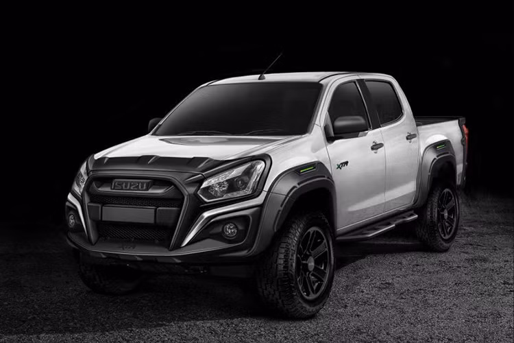 Với bodykit mới, Isuzu D-Max XTR trở nên hấp dẫn hơn hẳn, bộ thân xe này bao gồm ốp bảo vệ cản trước, bảo vệ mui xe, khung đầu chắc chắn hơn, vòm bánh xe mở rộng, cản sau cứng cáp và cánh lướt gió khí động học phía sau. Tay nắm cửa cũng sơn đen, trong khi đó các cửa sổ phía sau là loại kính màu trong mang lại tính thẩm mỹ cao.