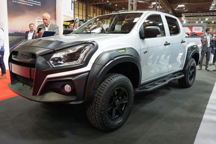 Tại thị trường Việt Nam, Isuzu D-Max đang được phân phối với tổng cộng 4 phiên bản với giá từ 605 đến 820 triệu đồng. Đây cũng là mẫu xe thường xuyên lọt vào danh sách “ế ẩm” nhất trên thị trường trong từng tháng và năm. Giá xe Isuzu D-Max XTR tại Anh quốc dự tính khoảng 33.999 bảng Anh (tương đương 1,02 tỷ đồng).