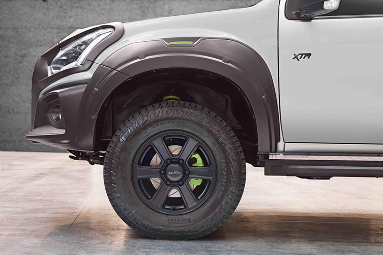 Ngoài ra, mẫu xe bán tải Isuzu D-Max XTR 2019 mới này còn sở hữu khoảng sáng gầm xe tăng thêm đạt 250mm, đĩa phanh trước hiệu suất cao và mâm xe hợp kim 17 inch kèm lốp Pirelli Scorpion All Terrain Plus.