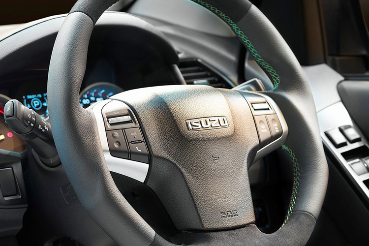 Đối với nội thất, D-Max XTR được trang bị ghế thể thao phía trước tích hợp hệ thống sưởi điện, bọc da thường, da lộn và sợi carbon, đi kèm là những đường khâu tương phản màu xanh lá cây. Logo XTR được tìm thấy trên các tựa lưng ghế trước và tựa đầu trung tâm ghế sau.