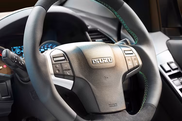 Đối với nội thất, D-Max XTR được trang bị ghế thể thao phía trước tích hợp hệ thống sưởi điện, bọc da thường, da lộn và sợi carbon, đi kèm là những đường khâu tương phản màu xanh lá cây. Logo XTR được tìm thấy trên các tựa lưng ghế trước và tựa đầu trung tâm ghế sau.