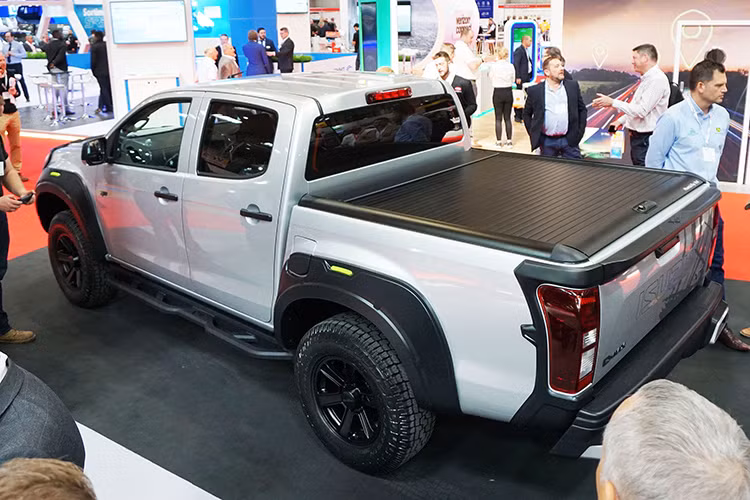 Về khả năng vận hành, hiện thông số kỹ thuật không được nhà sản xuất công bố. Được biết, phiên bản tiêu chuẩn Isuzu D-Max dùng khối động cơ BluePower 1.9L tăng áp, có công suất 148 mã lực và mô-men xoắn 350 Nm, kết hợp cùng hộp số tự động 6 cấp.