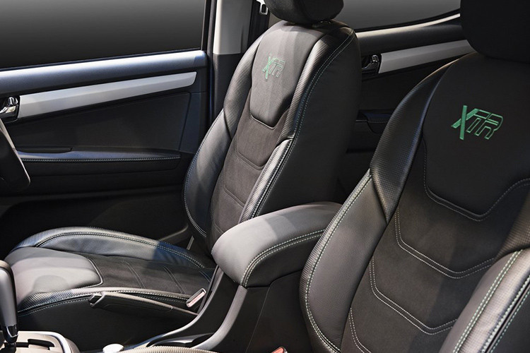 Ngoài ra, xe còn có vô lăng hình chữ D trông rất thể thao, vô lăng này được bọc da và da lộn, kết hợp đường chỉ khâu màu xanh nổi bật giống như trên các ghế ngồi hay hai bên cửa. Nhìn chung, Isuzu D-Max XTR mới là một mẫu bán tải độc đáo với khả năng off-road 4x4.