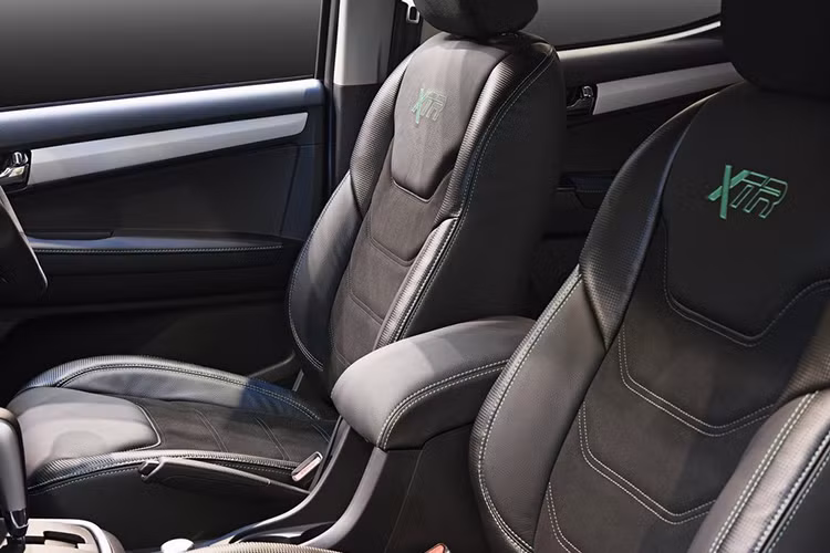 Ngoài ra, xe còn có vô lăng hình chữ D trông rất thể thao, vô lăng này được bọc da và da lộn, kết hợp đường chỉ khâu màu xanh nổi bật giống như trên các ghế ngồi hay hai bên cửa. Nhìn chung, Isuzu D-Max XTR mới là một mẫu bán tải độc đáo với khả năng off-road 4x4.