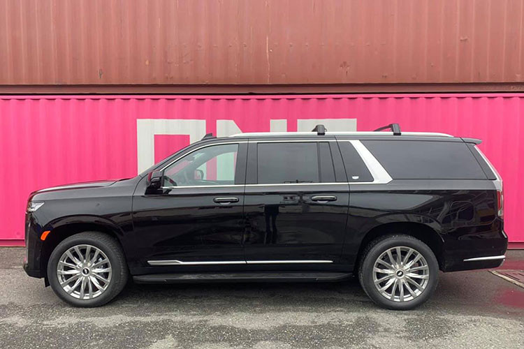 Về tổng thể, Cadillac Escalade thế hệ mới sở hữu thông số kích thước Dài x Rộng x Cao lần lượt là 6.766 x 2.059 x 1.942 (mm), chiều dài cơ sở đạt 3.407 mm. Dáng vẻ hầm hố của Cadillac Escalade 2021 thể hiện rõ ở phần đầu xe nổi bật với lưới tản nhiệt cỡ lớn với những thanh nan ngang crom.